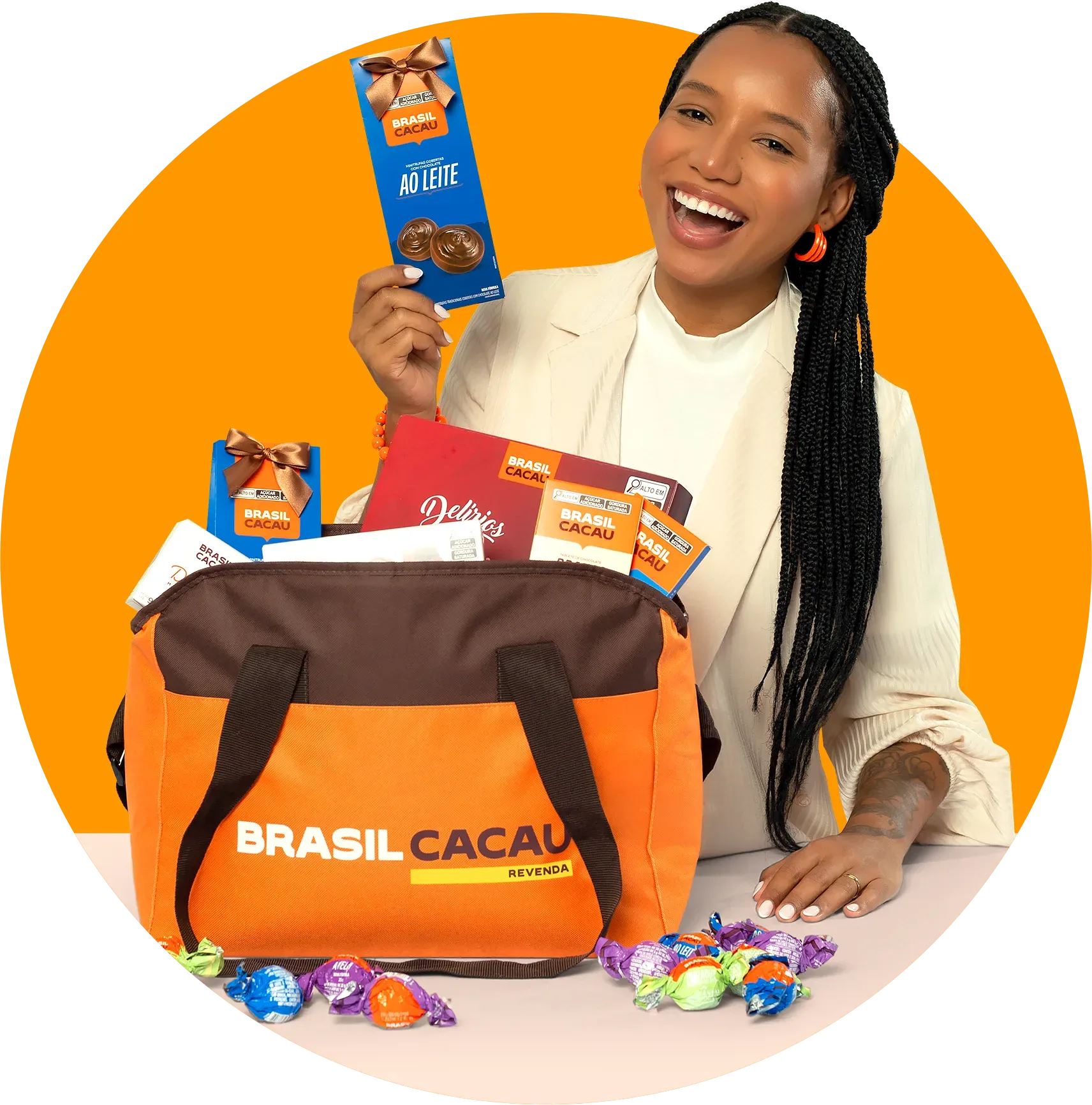 Revendedora Brasil Cacau com chocolates e bolsa de produtos